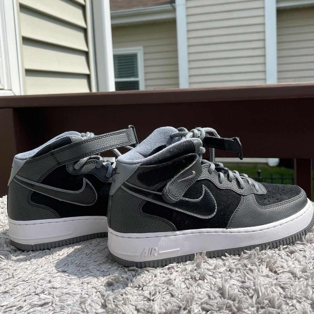 GRAY AND BLACK AIR FORCE 1’S